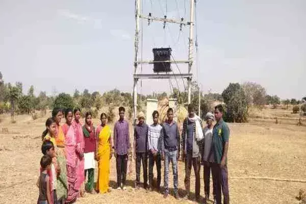 Giridih: युवा मंडल के प्रयास से 3 साल बाद गांव में लगा ट्रांसफार्मर, घर हुए रोशन Giridih: युवा मंडल के प्रयास से 3 साल बाद गांव में लगा ट्रांसफार्मर, घर हुए रोशन