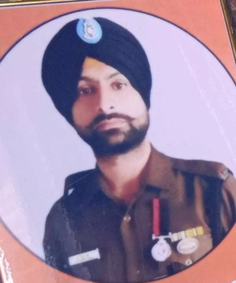 CRPF के शहीद जवान सुखजिंदर सिंह को श्रद्धांजलि अर्पित CRPF के शहीद जवान सुखजिंदर सिंह को श्रद्धांजलि अर्पित