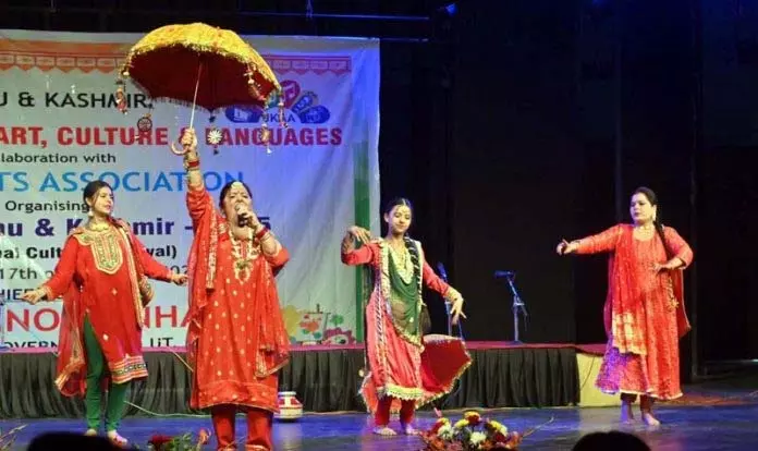 जश्न-ए-Jammu-Kashmir महोत्सव के दूसरे दिन भी दर्शकों ने खूब आनंद उठाया जश्न-ए-Jammu-Kashmir महोत्सव के दूसरे दिन भी दर्शकों ने खूब आनंद उठाया