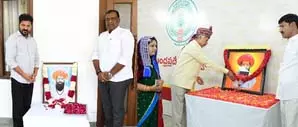 Telangana: तेलुगु राज्यों के मुख्यमंत्रियों ने सेवालाल महाराज को श्रद्धांजलि अर्पित की Telangana: तेलुगु राज्यों के मुख्यमंत्रियों ने सेवालाल महाराज को श्रद्धांजलि अर्पित की