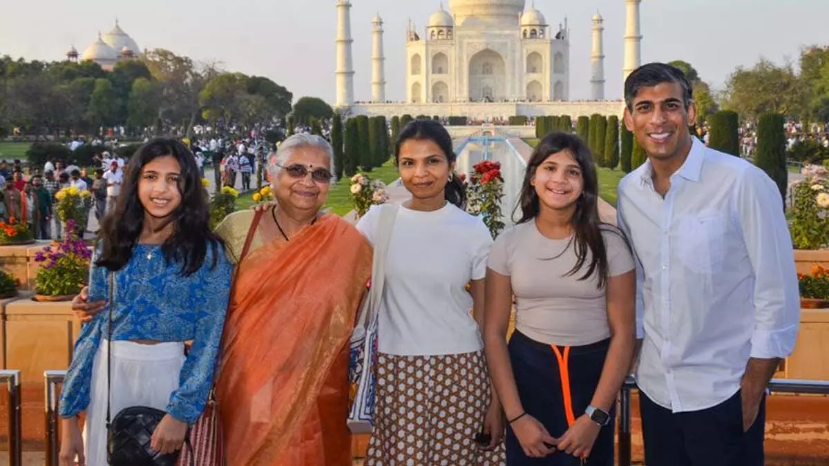 पूर्व ब्रिटिश प्रधानमंत्री ऋषि सुनक ने परिवार के साथ किया ताजमहल का दीदार पूर्व ब्रिटिश प्रधानमंत्री ऋषि सुनक ने परिवार के साथ किया ताजमहल का दीदार