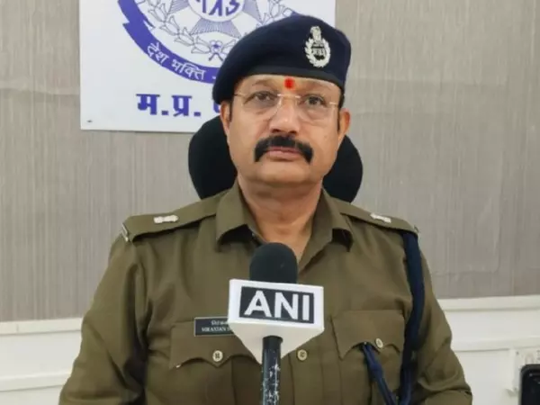 Gwalior में मंदिर में तोड़फोड़ और लोगों को धमकाने के आरोप में एक व्यक्ति गिरफ्तार Gwalior में मंदिर में तोड़फोड़ और लोगों को धमकाने के आरोप में एक व्यक्ति गिरफ्तार