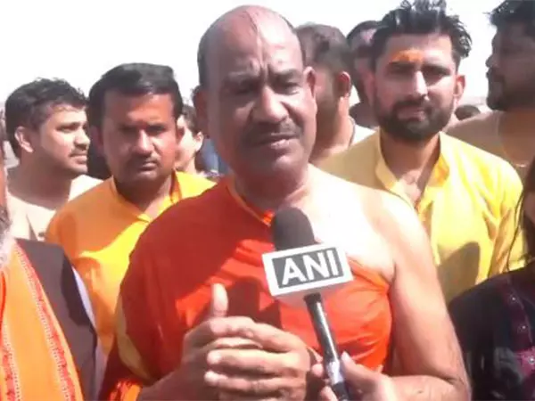 लोकसभा अध्यक्ष Om Birla ने महाकुंभ का किया दौरा, त्रिवेणी संगम में लगाई डुबकी लोकसभा अध्यक्ष Om Birla ने महाकुंभ का किया दौरा, त्रिवेणी संगम में लगाई डुबकी