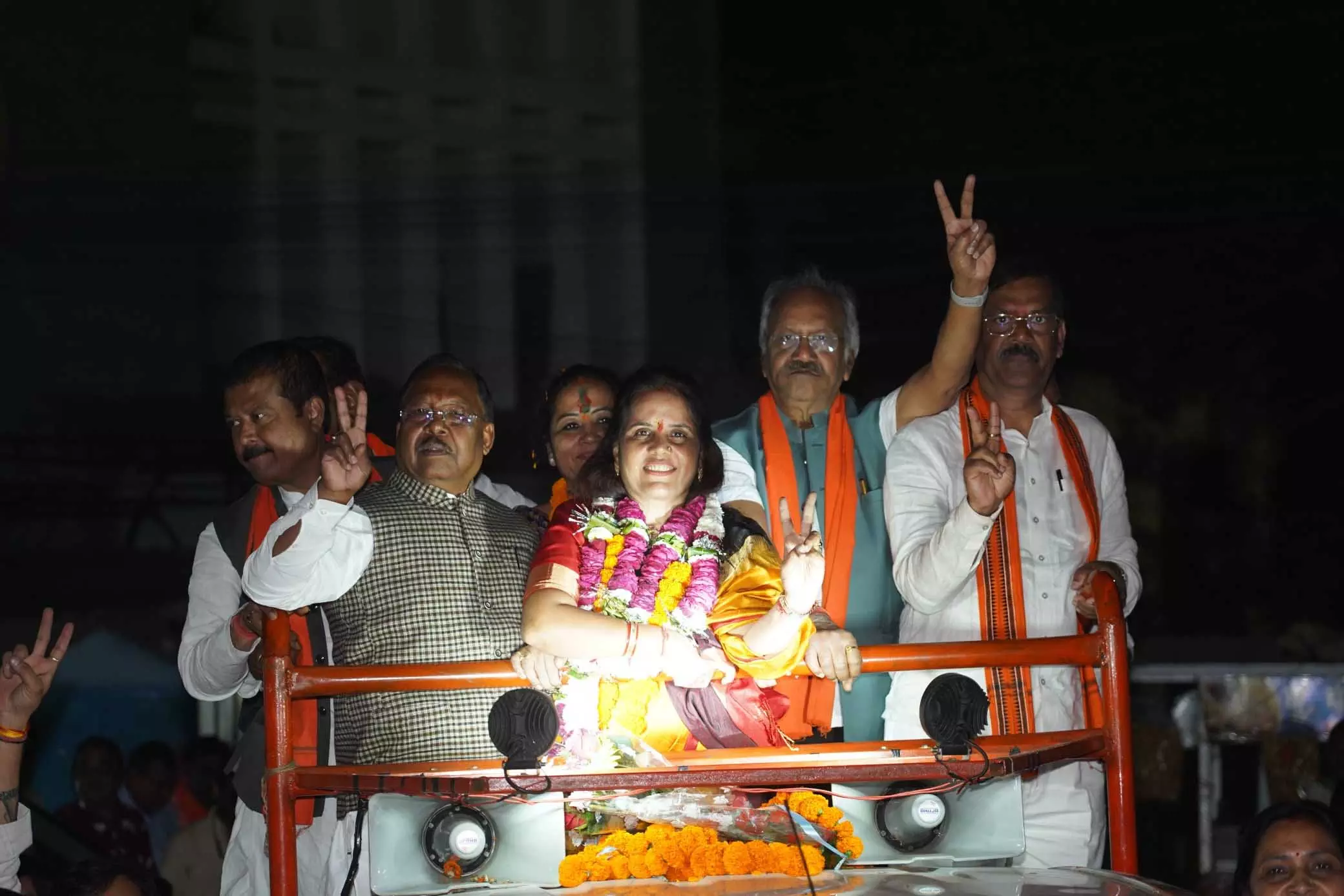 रायपुर महापौर मीनल चौबे ने निकाली विजयी रैली, बृजमोहन अग्रवाल ने जताया आभार रायपुर महापौर मीनल चौबे ने निकाली विजयी रैली, बृजमोहन अग्रवाल ने जताया आभार