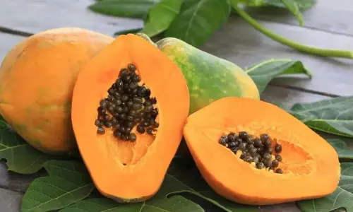 Skin Care: जानिए चेहरे पर ग्लो लाने के लिए कौन सा फल खाना चाहिए