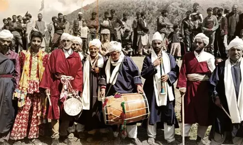 दक्षिण कश्मीर के अकिंगम गांव में प्राचीन व्यंग्य आधुनिक चुप्पी के खिलाफ संघर्ष कर रहा
