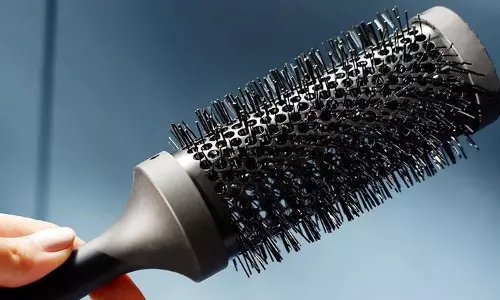 Hair Care: बालों की सेहत के लिए जरूरी है सही कंघी का चुनाव