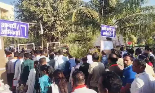 सेजबहार मतगणना सेंटर पहुंचे कांग्रेस-बीजेपी के कार्यकर्ता, वोटों की गिनती शुरू होगी कुछ देर में