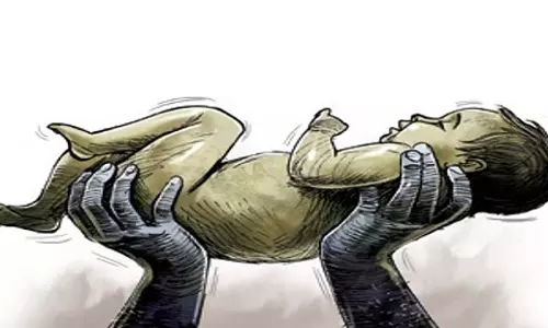 Odisha: गरीबी के कारण ओडिशा के एक दंपत्ति ने पांच महीने के बच्चे को ‘बेच’ दिया Odisha: गरीबी के कारण ओडिशा के एक दंपत्ति ने पांच महीने के बच्चे को ‘बेच’ दिया