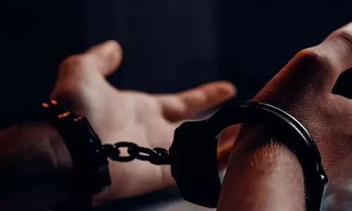 Odisha: महिलाओं से सोने के आभूषण ठगने के आरोप में चार गिरफ्तार Odisha: महिलाओं से सोने के आभूषण ठगने के आरोप में चार गिरफ्तार