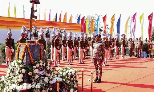 J&K: मोदी ने पुलवामा शहीदों को श्रद्धांजलि देने में देश का नेतृत्व किया J&K: मोदी ने पुलवामा शहीदों को श्रद्धांजलि देने में देश का नेतृत्व किया
