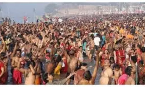 Prayagraj:  महाकुंभ का आज 34वां दिन, श्रद्धालु लगा रहे हैं आस्था की डुबकी