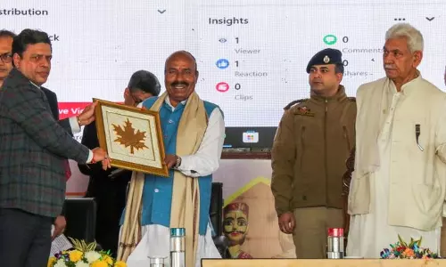 J&K: केंद्रीय मंत्री ने सफाई कर्मचारियों को पीपीई किट और आयुष्मान कार्ड वितरित किए