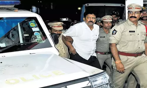 Andhra: वाईएसआरसीपी नेता वामसी मोहन को 14 दिन की न्यायिक हिरासत में भेजा गया