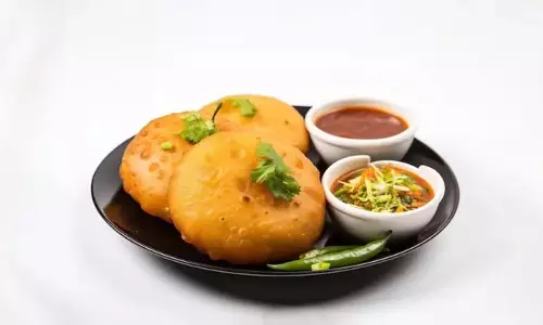 Aloo Kachori Recipe:  घर पर बनाएं कुरकुरी आलू कचौरी