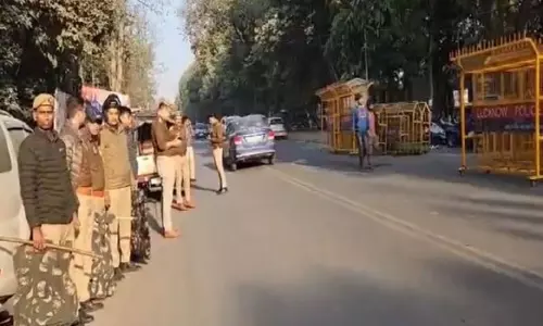Lucknow में सपा कार्यालय के बाहर विरोध प्रदर्शन की आशंका के बीच सुरक्षा कड़ी कर दी गई Lucknow में सपा कार्यालय के बाहर विरोध प्रदर्शन की आशंका के बीच सुरक्षा कड़ी कर दी गई