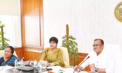 Telangana: कोमाटीरेड्डी ने क्षतिग्रस्त सड़कों की तत्काल मरम्मत के आदेश दिए