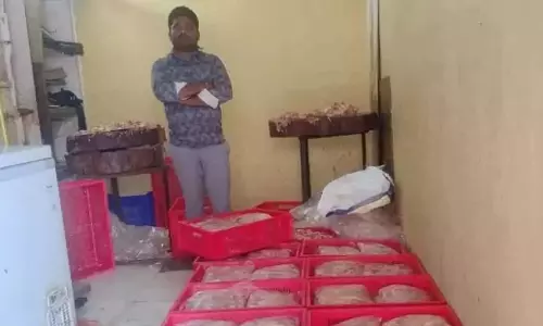 Telangana: टास्क फोर्स ने 600 किलोग्राम हानिकारक चिकन अपशिष्ट जब्त किया Telangana: टास्क फोर्स ने 600 किलोग्राम हानिकारक चिकन अपशिष्ट जब्त किया