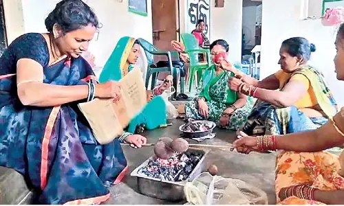 Odisha : तीन समुदायों की 30 महिलाएं मिलकर लाख के बर्तन बनाने का काम कर रही Odisha : तीन समुदायों की 30 महिलाएं मिलकर लाख के बर्तन बनाने का काम कर रही