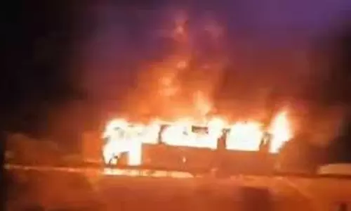 UP News: चलती बस में लगी आग, युवक जिंदा जला