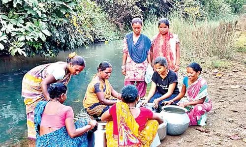 बोरवेल से प्रदूषित पानी के कारण लोग एक किलोमीटर दूर नाले के पानी पीने के रूप में इस्तेमाल कर रहे