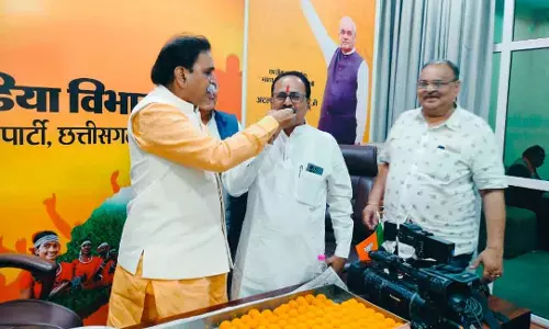 रायपुर : निगम, पालिका और पंचायत में बीजेपी, पार्टी दफ्तर में मुंह मीठा कर रहे नेता