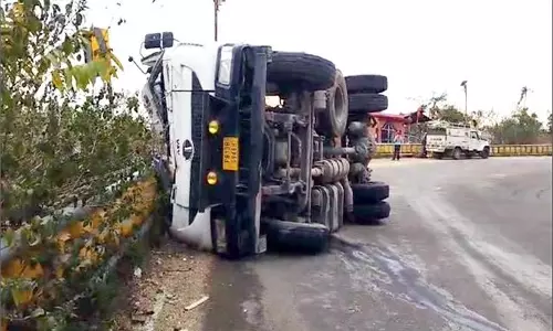 Kangra: क्रैश बैरियर से टकराकर पलटा ट्रक, चालक घायल Kangra: क्रैश बैरियर से टकराकर पलटा ट्रक, चालक घायल