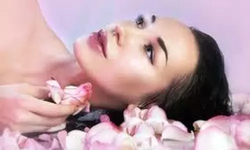 Rose Facial: घर पर ही करें गुलाब का फेशियल, आसान स्टेप्स में मिलेगा गुलाबी निखार Rose Facial: घर पर ही करें गुलाब का फेशियल, आसान स्टेप्स में मिलेगा गुलाबी निखार