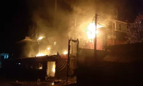 Dhanbad: होटल संचालक के घर में लगी आग, सिलेंडर ब्लास्ट; लाखों का नुकसान