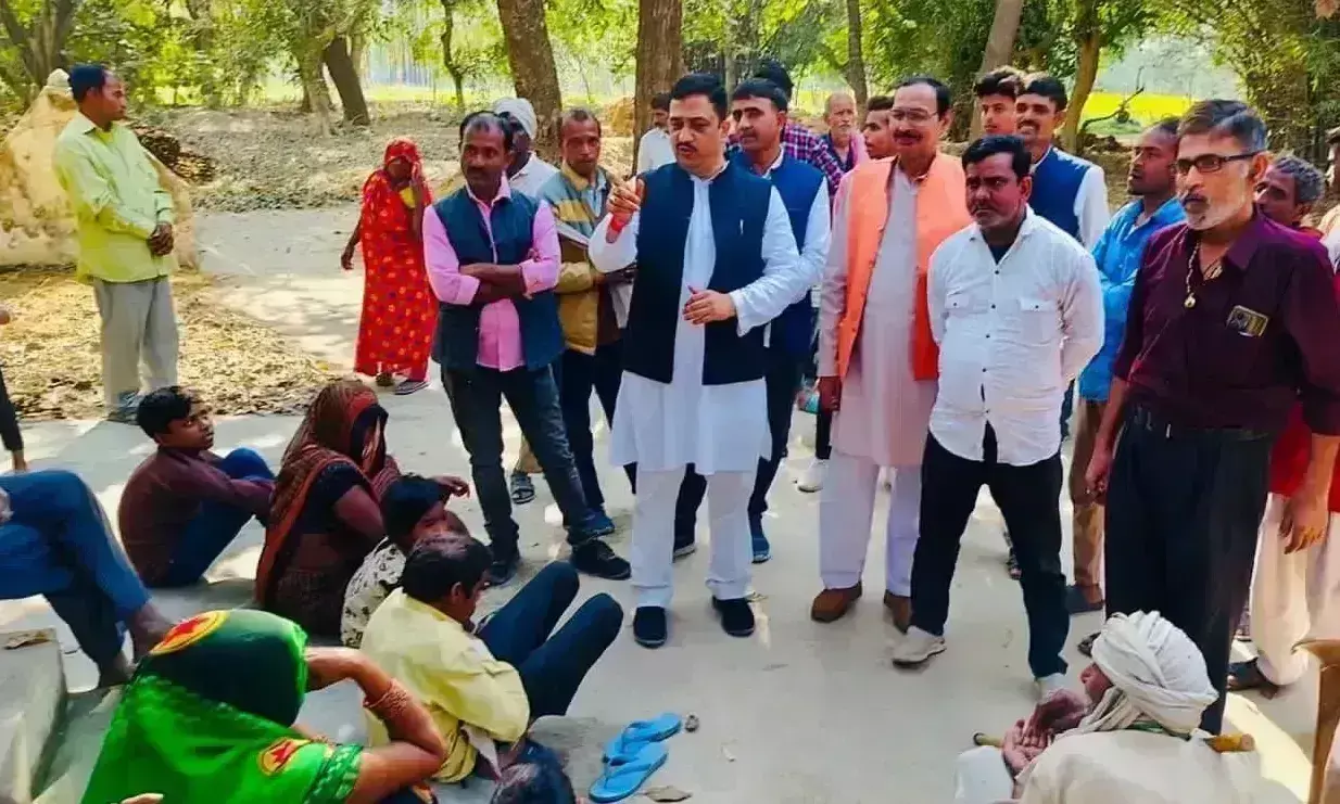 Raebareli: कांग्रेस नेता अतुल सिंह ने चौपाल लगाकर लोगों की समस्याएं सुनी Raebareli: कांग्रेस नेता अतुल सिंह ने चौपाल लगाकर लोगों की समस्याएं सुनी
