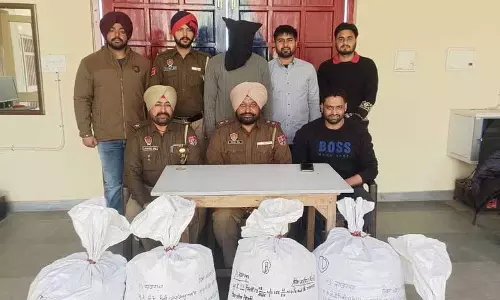 Punjab: कुख्यात ड्रग तस्कर 90 किलोग्राम अफीम के साथ गिरफ्तार Punjab: कुख्यात ड्रग तस्कर 90 किलोग्राम अफीम के साथ गिरफ्तार