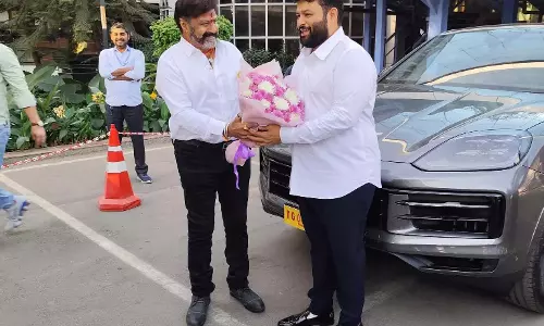 Telangana: बालकृष्ण ने संगीत निर्देशक थमन को पोर्श उपहार में दी Telangana: बालकृष्ण ने संगीत निर्देशक थमन को पोर्श उपहार में दी