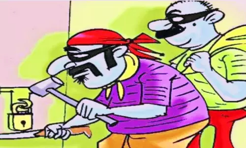Dhanbad: दुकान का शटर तोड़कर चोरी, जांच में जुटी पुलिस Dhanbad: दुकान का शटर तोड़कर चोरी, जांच में जुटी पुलिस