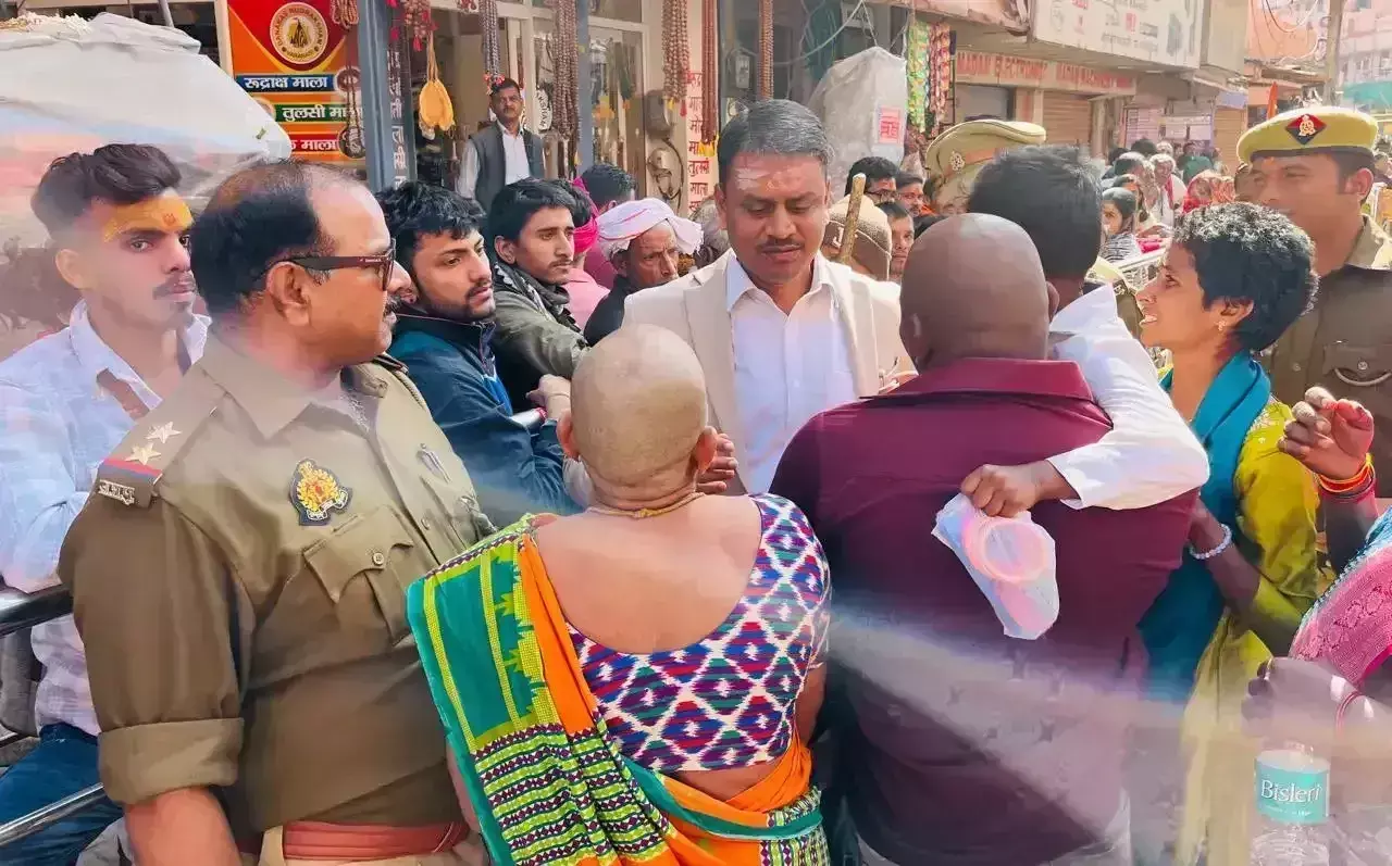 Varanasi: महाकुंभ की भीड़ में बिछड़ा तेलंगाना का पांच वर्षीय बेटा Varanasi: महाकुंभ की भीड़ में बिछड़ा तेलंगाना का पांच वर्षीय बेटा