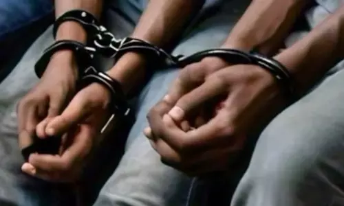 Kasganj: पुलिस ने ज्वैलर्स की दुकान में हुई चोरी का खुलासा किया