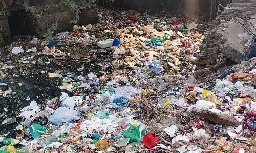 MC नालों में कूड़ा डालने की समस्या का समाधान करने में विफल रहा MC नालों में कूड़ा डालने की समस्या का समाधान करने में विफल रहा