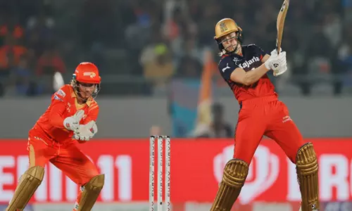 WPL 2025 सीजन के पहले मैच में RCB ने गुजरात जायंट्स को हराया WPL 2025 सीजन के पहले मैच में RCB ने गुजरात जायंट्स को हराया