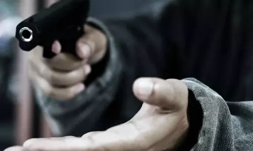 Lucknow: ओवरटेक के विवाद में कारोबारी पर फायरिंग का मामला सामने आया Lucknow: ओवरटेक के विवाद में कारोबारी पर फायरिंग का मामला सामने आया