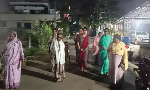 Bagalkot में चोरी की घटनाओं को रोकने के लिए महिलाएं पाली में गश्त कर रही Bagalkot में चोरी की घटनाओं को रोकने के लिए महिलाएं पाली में गश्त कर रही