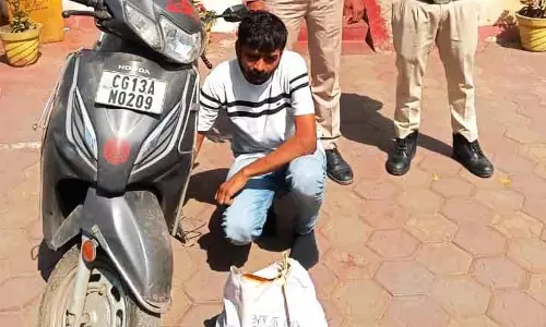 स्कूटी में शराब की तस्करी, डिक्की से 32 बोतलें जब्त