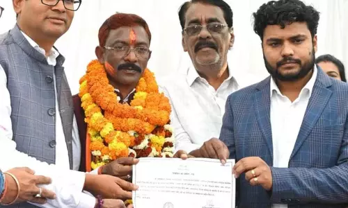 चाय वाले जीवर्धन चौहान को मेयर चुनाव जीतने पर मिला सर्टिफिकेट चाय वाले जीवर्धन चौहान को मेयर चुनाव जीतने पर मिला सर्टिफिकेट