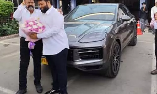 अभिनेता बालकृष्ण ने संगीत निर्देशक थमन को तोहफे में दी पोर्श कार अभिनेता बालकृष्ण ने संगीत निर्देशक थमन को तोहफे में दी पोर्श कार