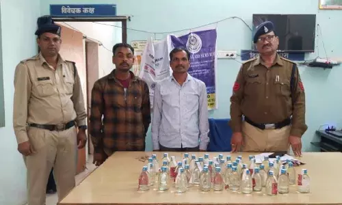भखारा में बाइक से शराब सप्लाई करते दो गिरफ्तार भखारा में बाइक से शराब सप्लाई करते दो गिरफ्तार