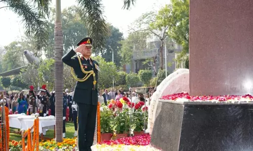सेना प्रमुख जनरल उपेंद्र द्विवेदी ने Noida शहीद स्मारक पर श्रद्धांजलि अर्पित की