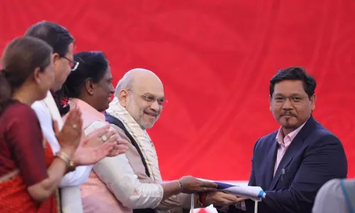 अमित शाह ने सीएम कोनराड संगमा को IOA का झंडा सौंपा