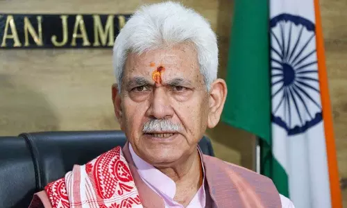 J&K L-G मनोज सिन्हा ने आतंकी संबंधों के चलते 3 सरकारी कर्मचारियों को नौकरी से निकाला