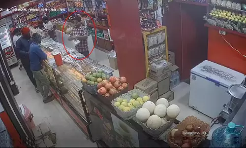 Karnataka : बेकरी में काम करते समय हार्ट अटैक से व्यक्ति की मौत Karnataka : बेकरी में काम करते समय हार्ट अटैक से व्यक्ति की मौत