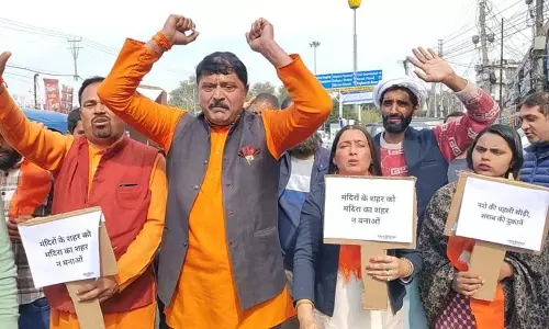 शिवसेना ने J&K में शराब की बिक्री पर प्रतिबंध लगाने की मांग की शिवसेना ने J&K में शराब की बिक्री पर प्रतिबंध लगाने की मांग की