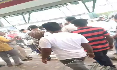 Bhubaneswar airport पर ओला और उबर ड्राइवरों के बीच झड़प, सेवाएं बाधित Bhubaneswar airport पर ओला और उबर ड्राइवरों के बीच झड़प, सेवाएं बाधित