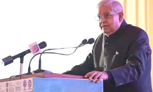 Jammu-Kashmir के उपराज्यपाल ने जम्मू हवाई अड्डे पर उपराष्ट्रपति का स्वागत किया
